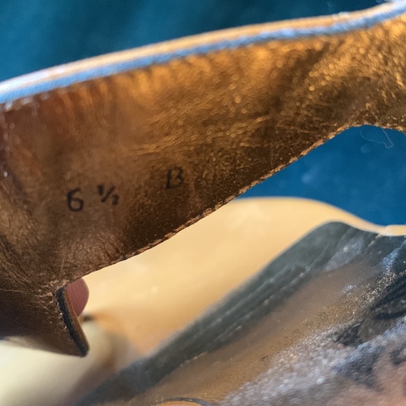 💞SALVATORE Ferragamo nailhead leather thong kitten heel sandals camel sz 6.5 - Picture 6 of 6